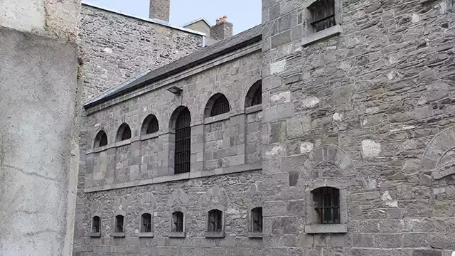 Kilmainham Gaol grauwe grijze muren