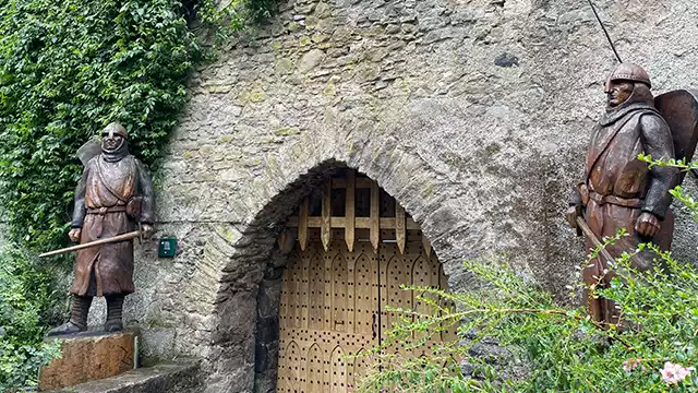 Malahide Castle Gardens Houten Ridders