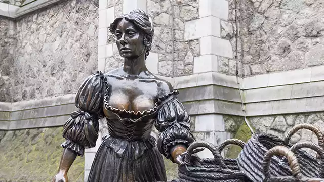 Molly Malone Statue Boezem